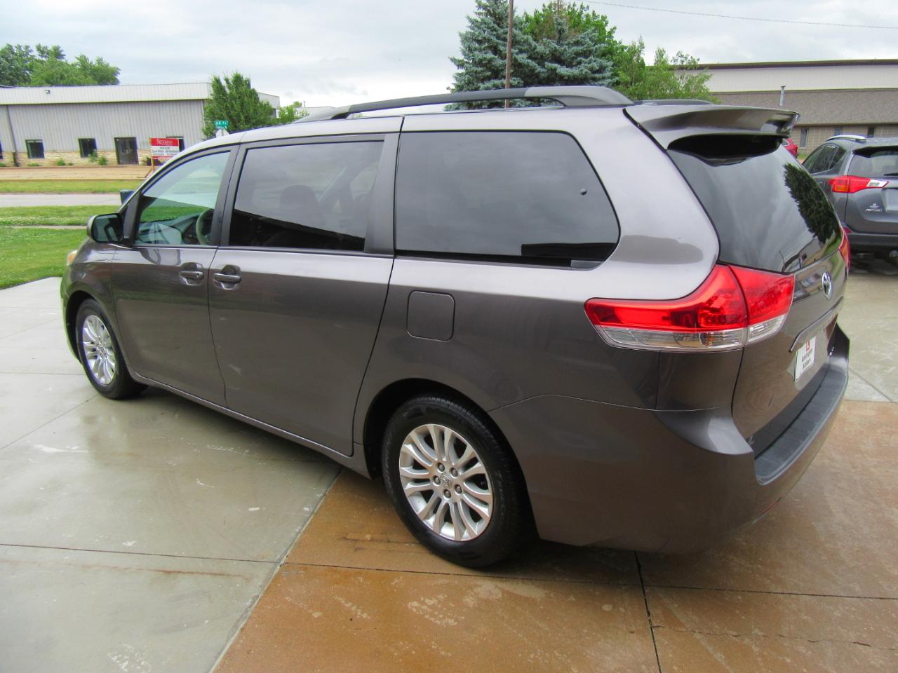 Toyota Sienna XLE FWD 8-Passenger V6 2013