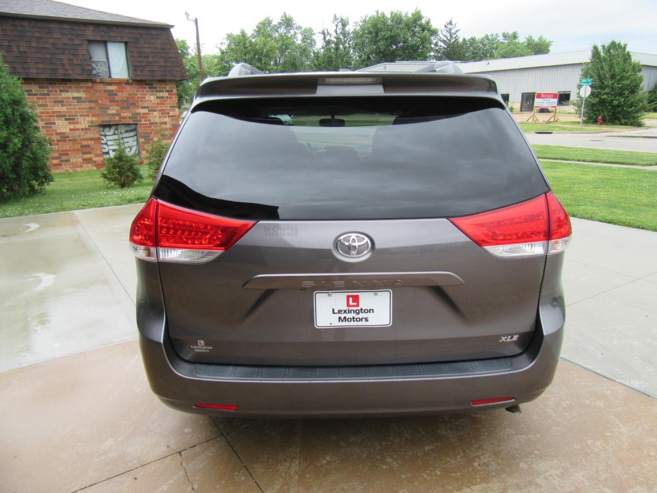 Toyota Sienna XLE FWD 8-Passenger V6 2013