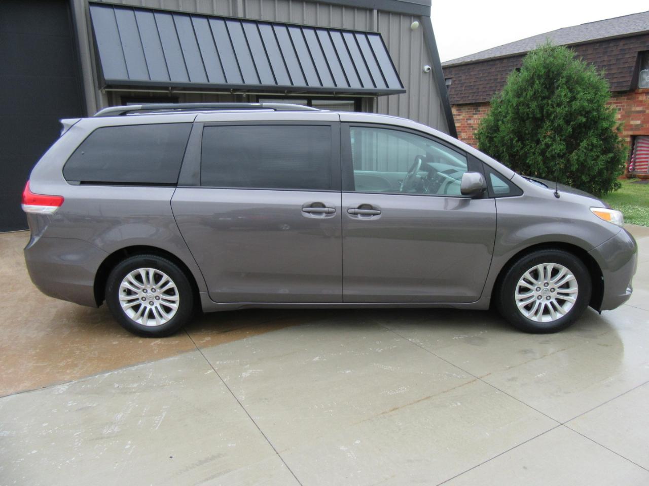 Toyota Sienna XLE FWD 8-Passenger V6 2013