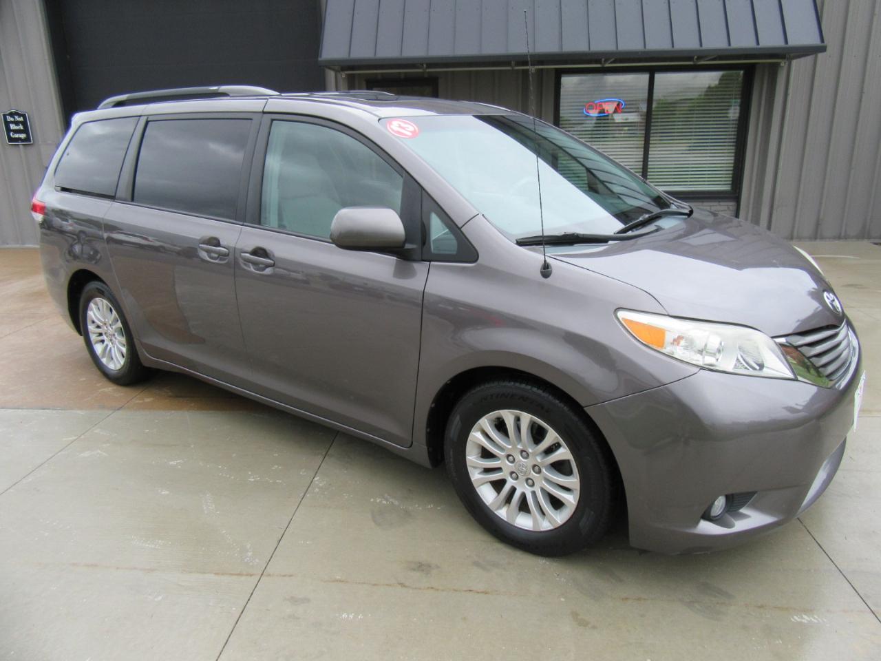 Toyota Sienna XLE FWD 8-Passenger V6 2013