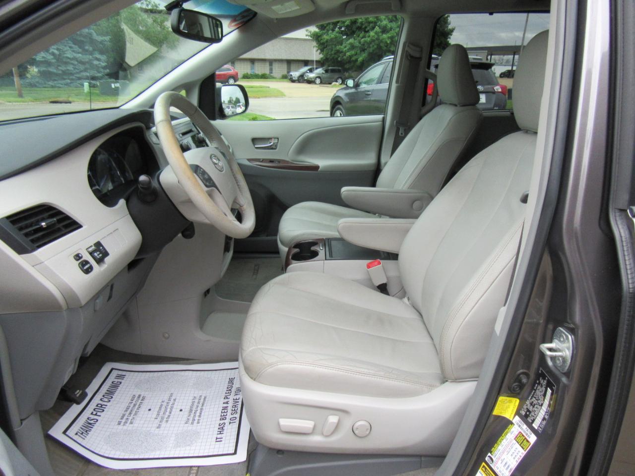 Toyota Sienna XLE FWD 8-Passenger V6 2013