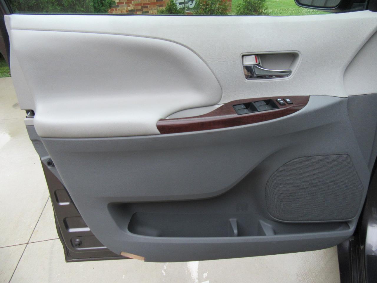 Toyota Sienna XLE FWD 8-Passenger V6 2013