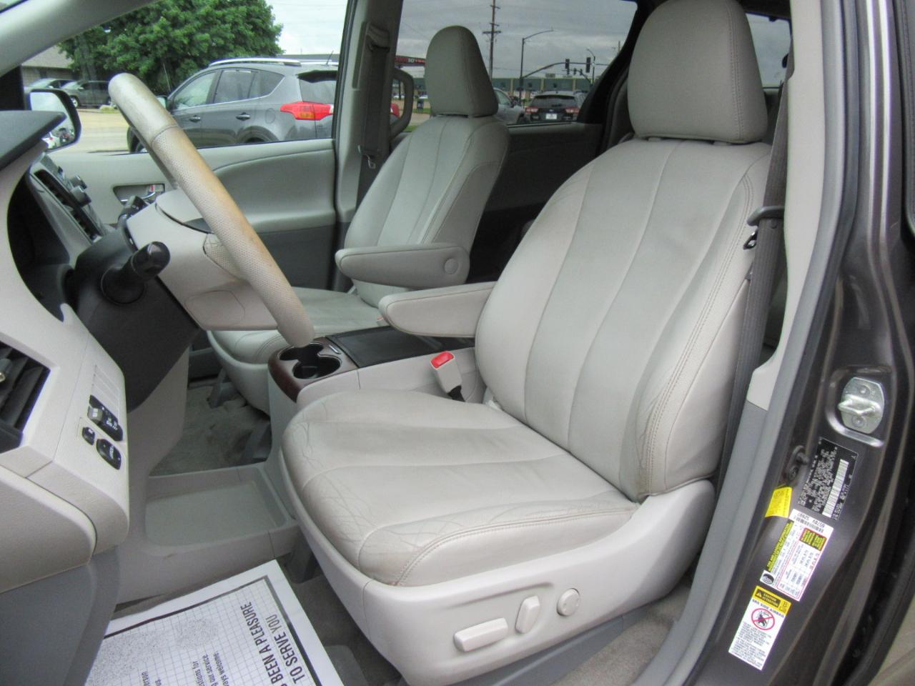 Toyota Sienna XLE FWD 8-Passenger V6 2013