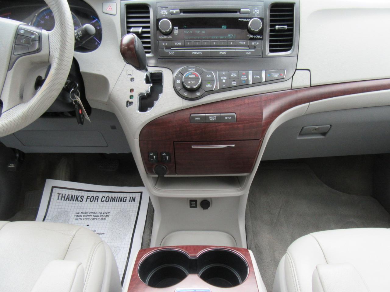 Toyota Sienna XLE FWD 8-Passenger V6 2013