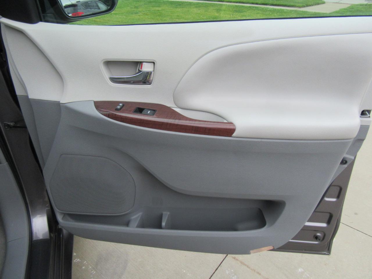 Toyota Sienna XLE FWD 8-Passenger V6 2013