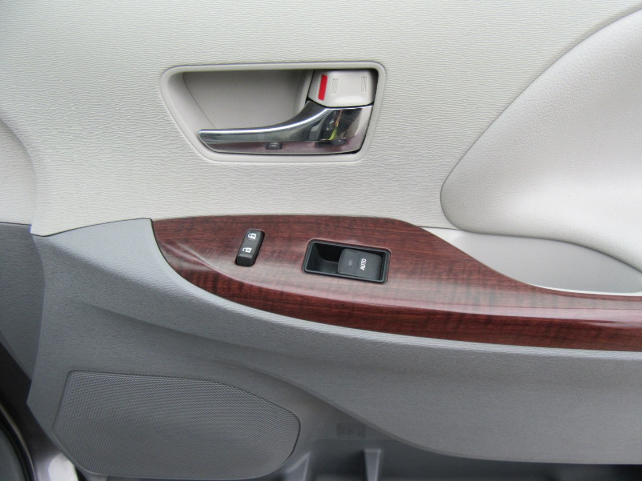Toyota Sienna XLE FWD 8-Passenger V6 2013