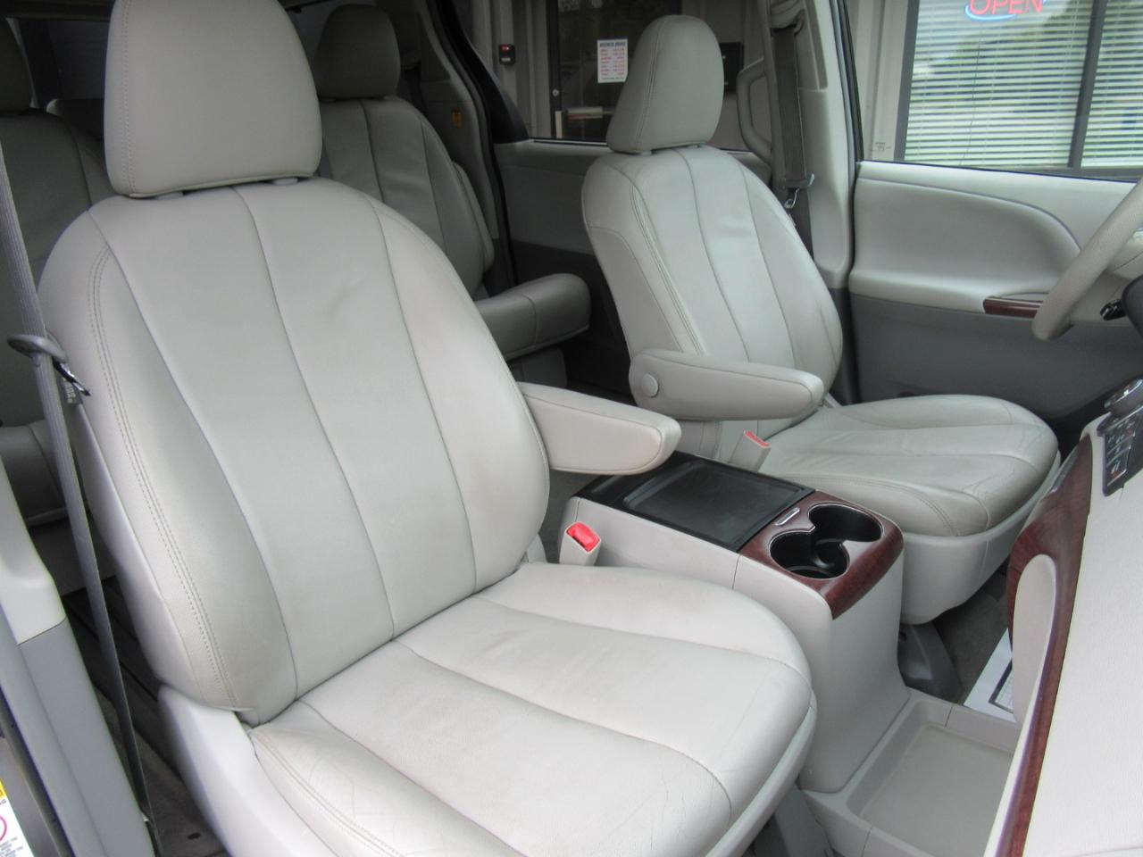 Toyota Sienna XLE FWD 8-Passenger V6 2013