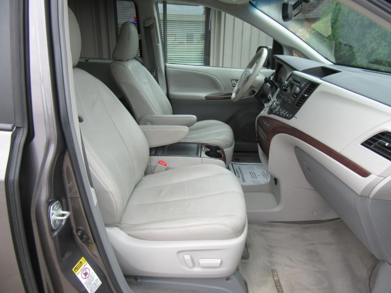Toyota Sienna XLE FWD 8-Passenger V6 2013
