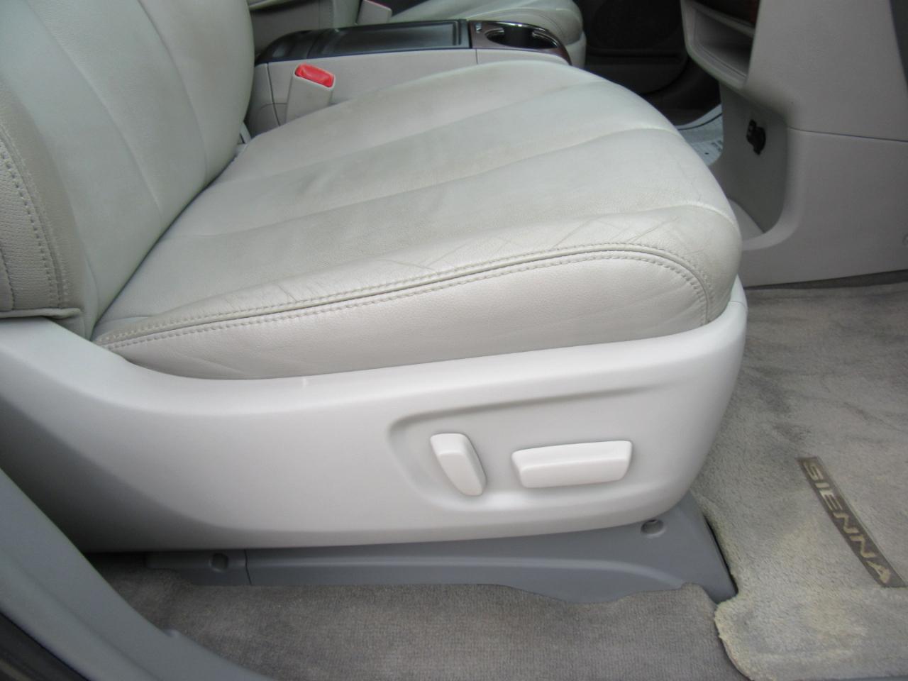 Toyota Sienna XLE FWD 8-Passenger V6 2013