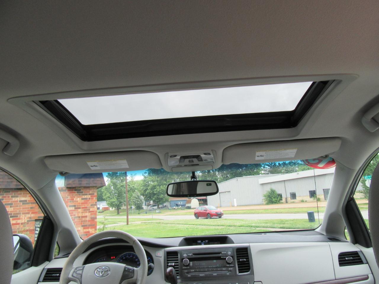 Toyota Sienna XLE FWD 8-Passenger V6 2013