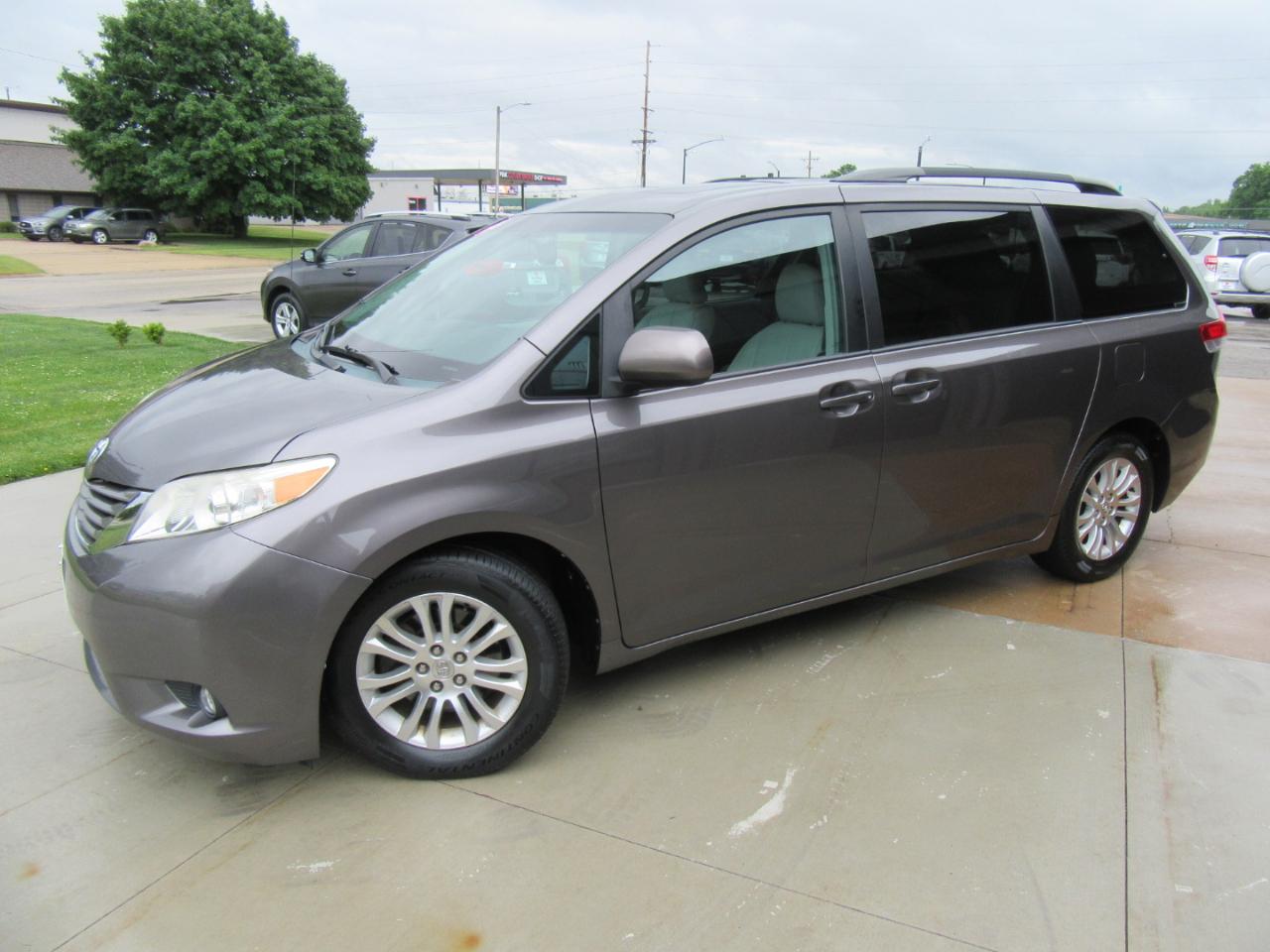 Toyota Sienna XLE FWD 8-Passenger V6 2013