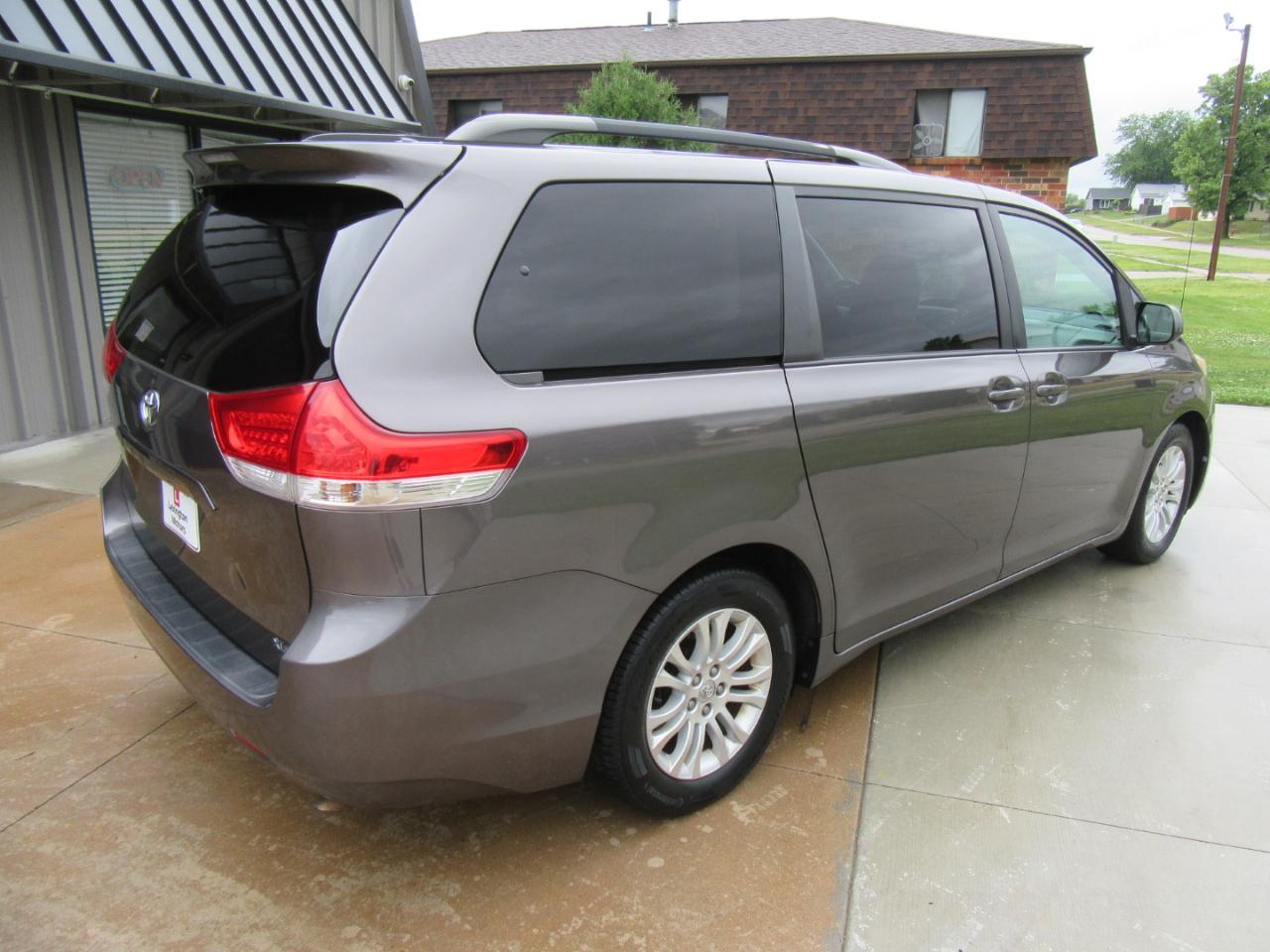 Toyota Sienna XLE FWD 8-Passenger V6 2013