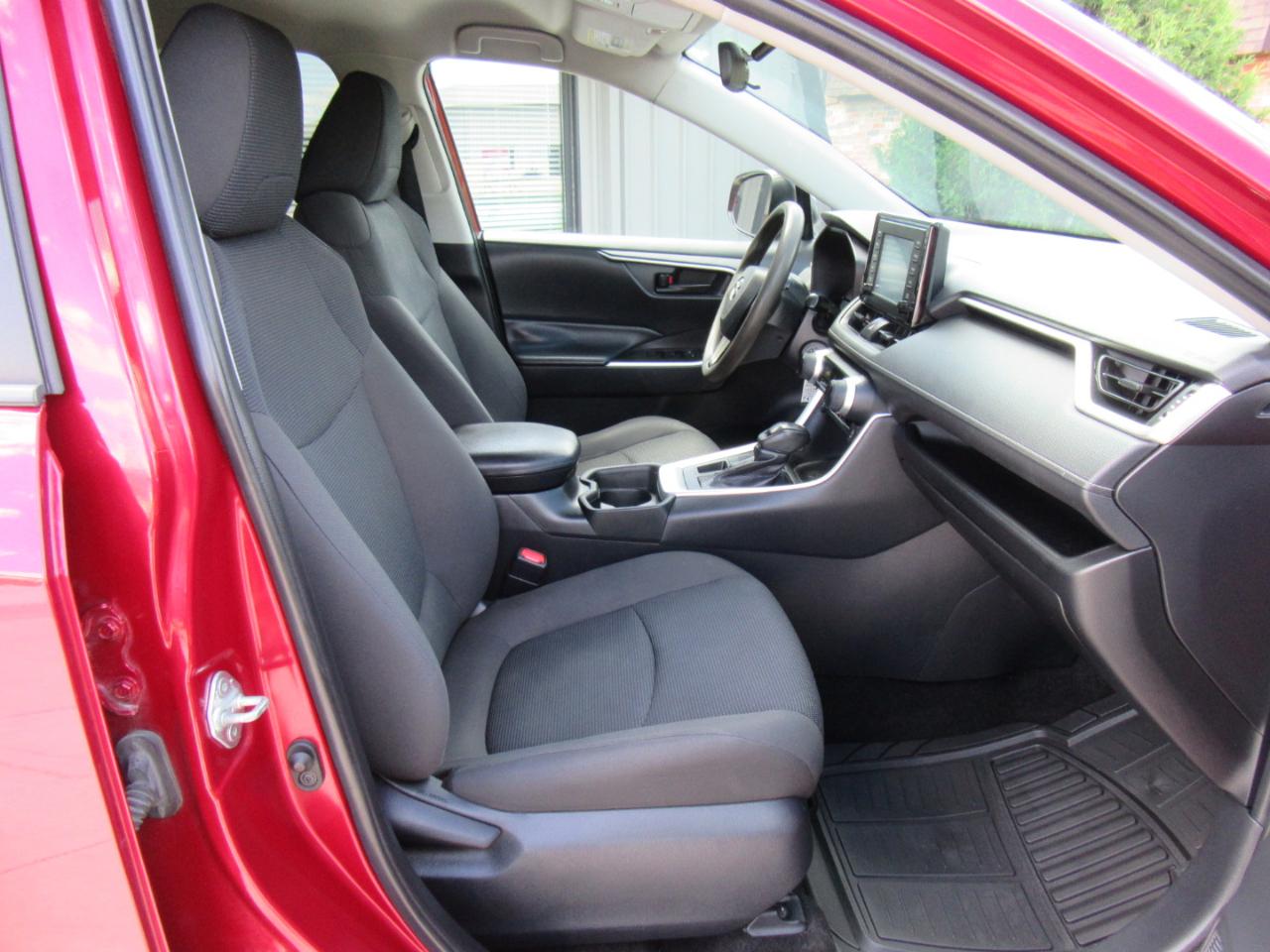 Toyota RAV4 LE AWD 2019