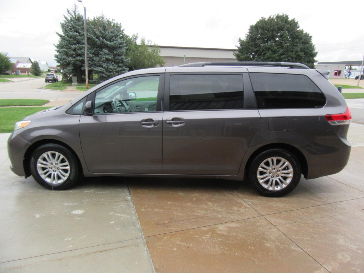 Toyota Sienna XLE FWD 8-Passenger V6 2013