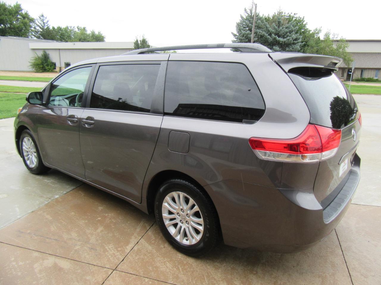 Toyota Sienna XLE FWD 8-Passenger V6 2013