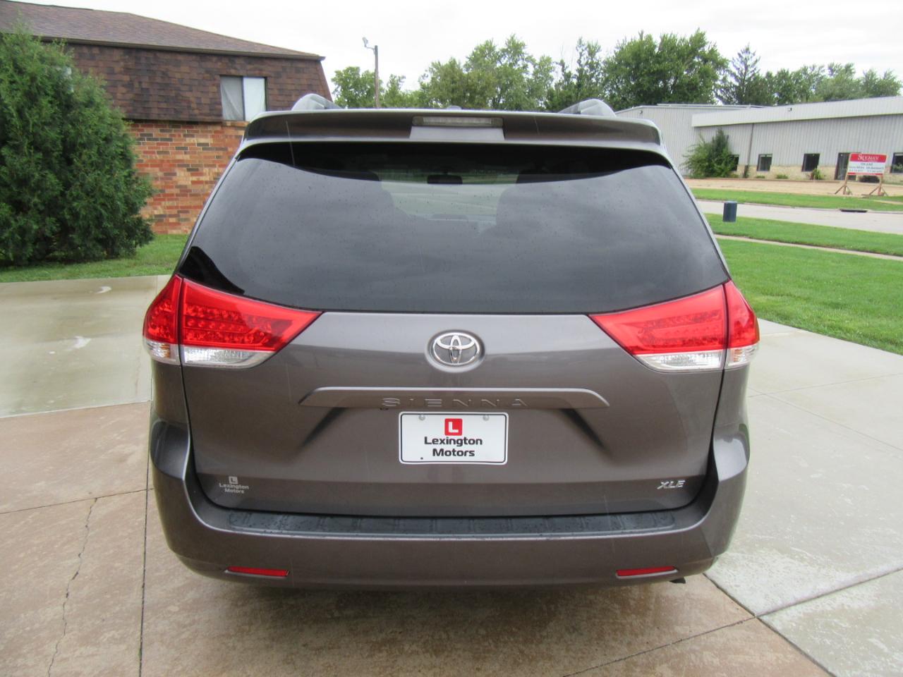 Toyota Sienna XLE FWD 8-Passenger V6 2013