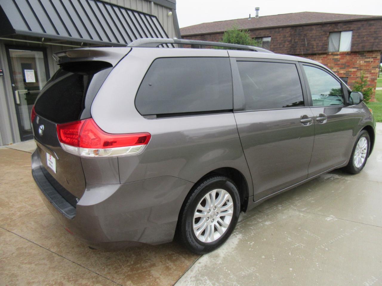 Toyota Sienna XLE FWD 8-Passenger V6 2013