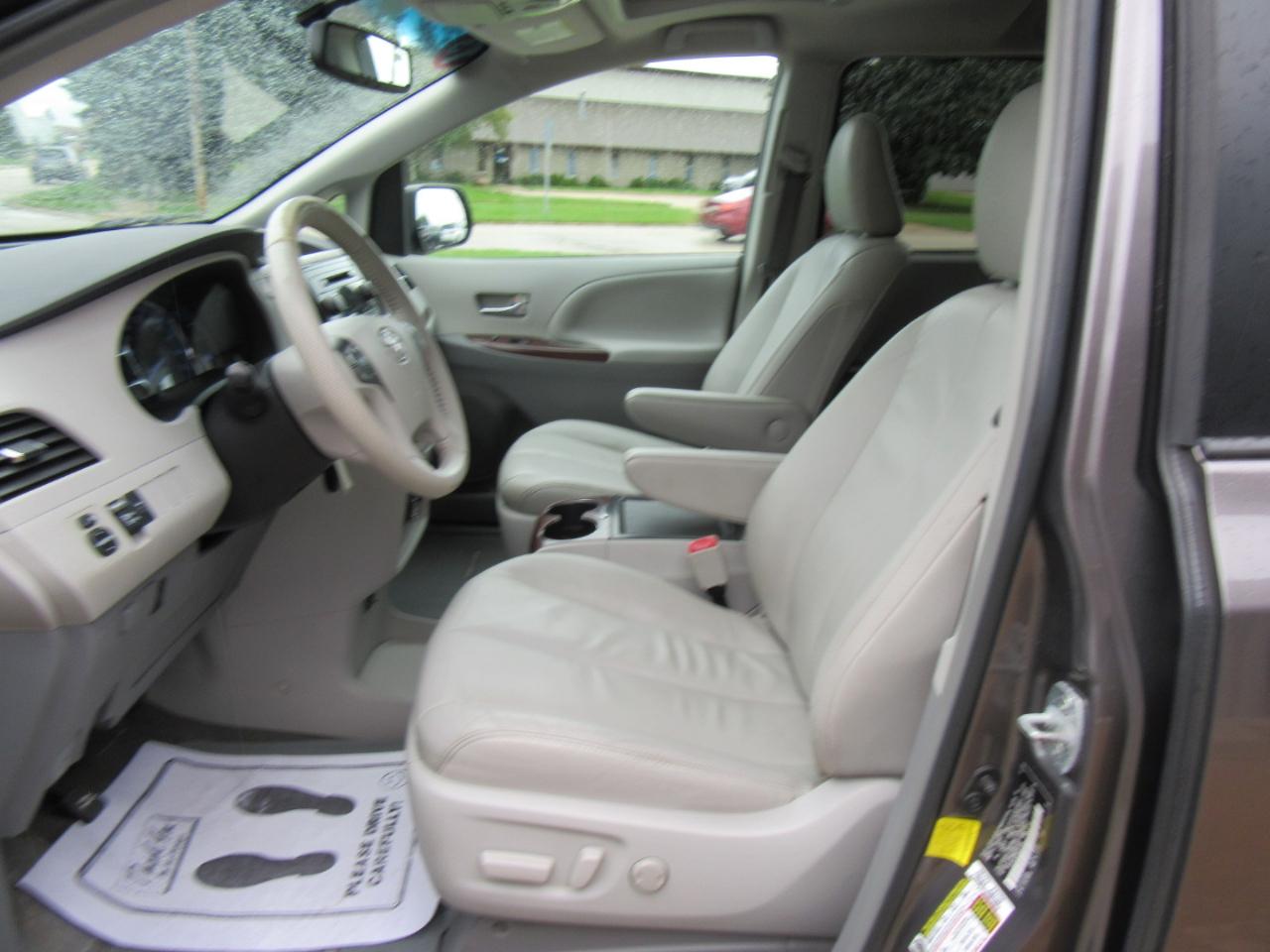 Toyota Sienna XLE FWD 8-Passenger V6 2013