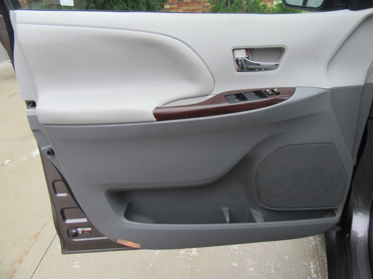 Toyota Sienna XLE FWD 8-Passenger V6 2013