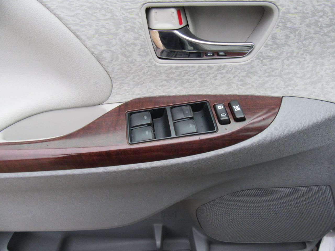 Toyota Sienna XLE FWD 8-Passenger V6 2013