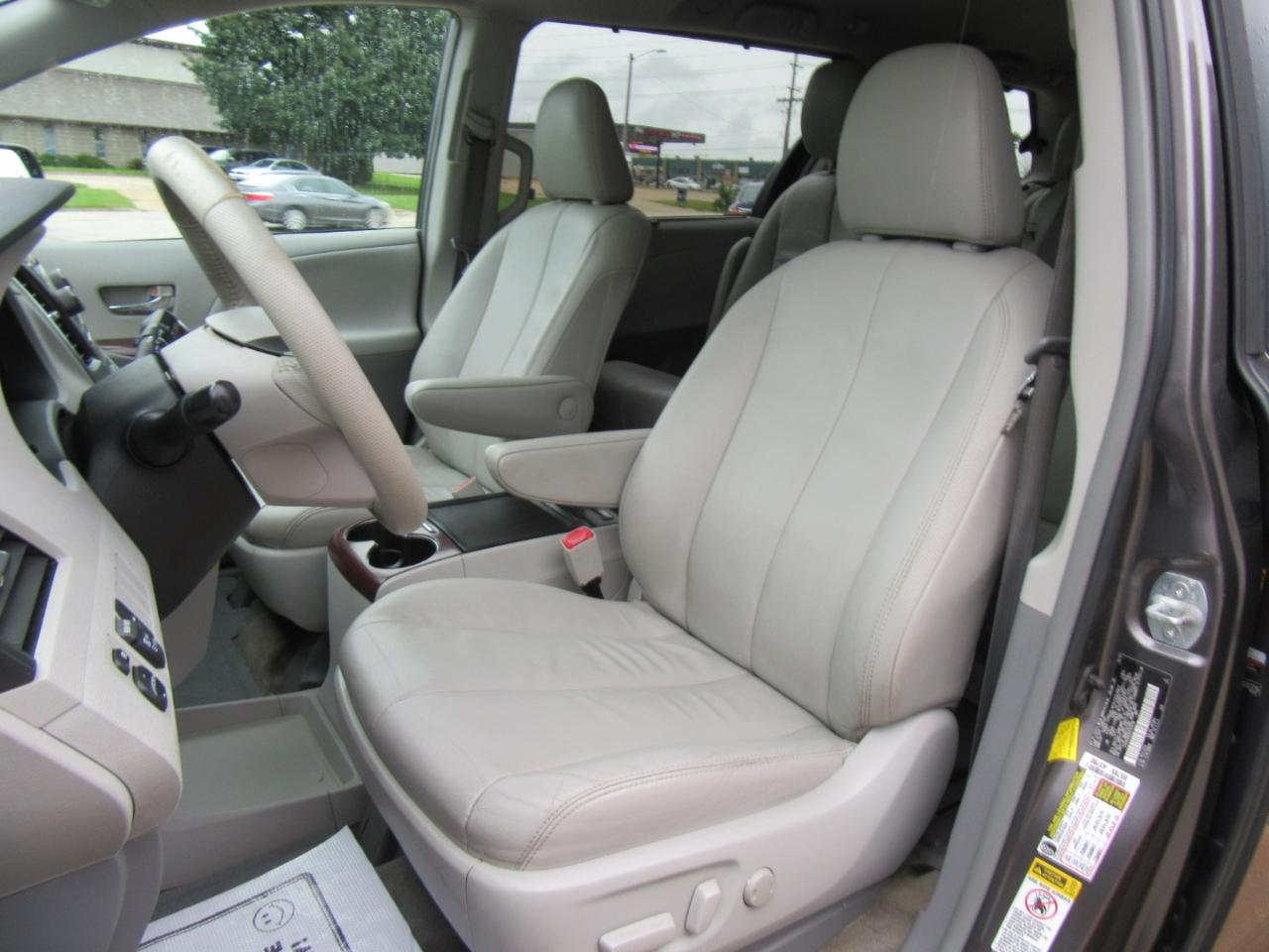 Toyota Sienna XLE FWD 8-Passenger V6 2013