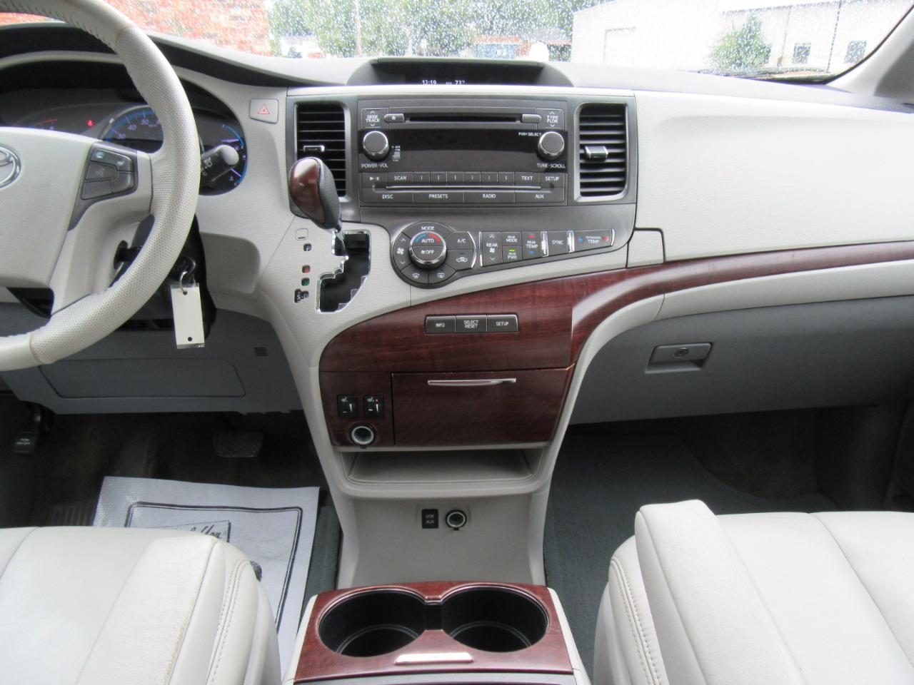 Toyota Sienna XLE FWD 8-Passenger V6 2013