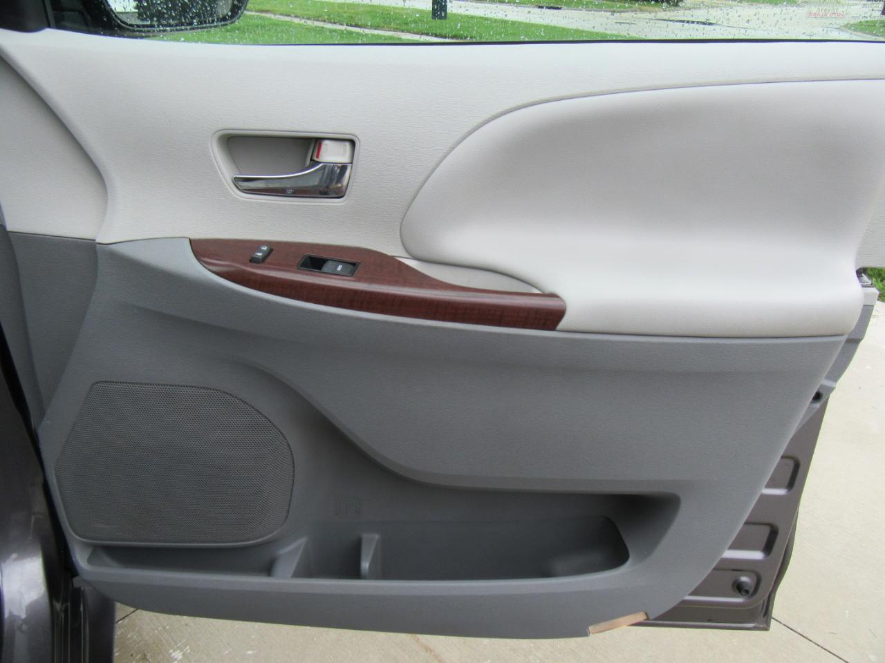 Toyota Sienna XLE FWD 8-Passenger V6 2013