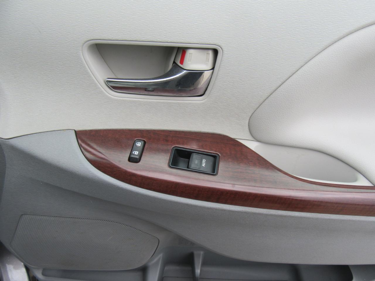 Toyota Sienna XLE FWD 8-Passenger V6 2013