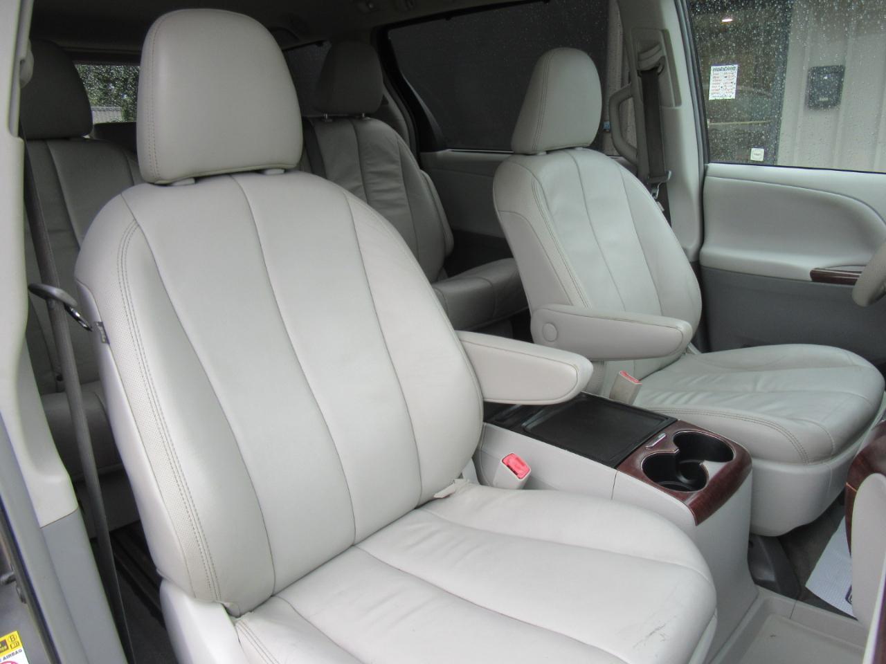 Toyota Sienna XLE FWD 8-Passenger V6 2013