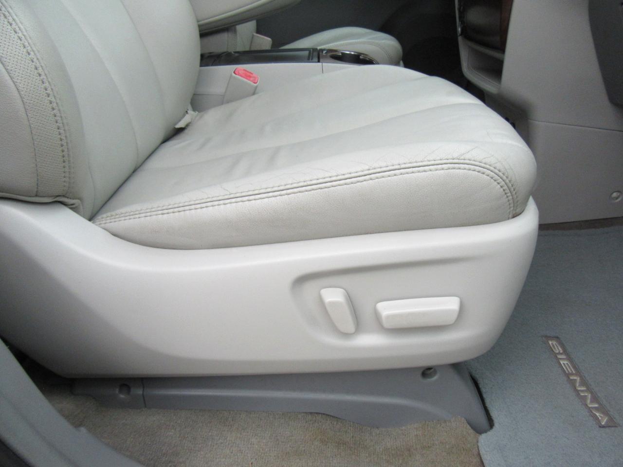 Toyota Sienna XLE FWD 8-Passenger V6 2013