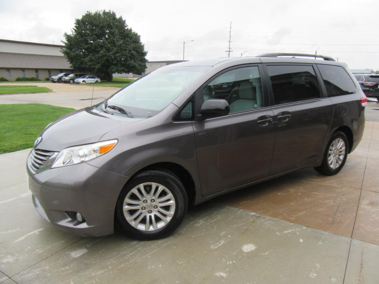 Toyota Sienna XLE FWD 8-Passenger V6 2013