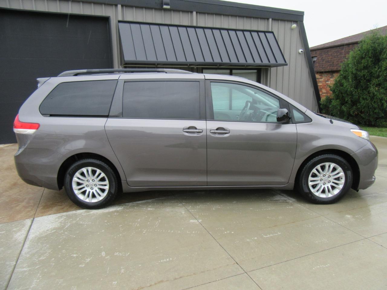 Toyota Sienna XLE FWD 8-Passenger V6 2013