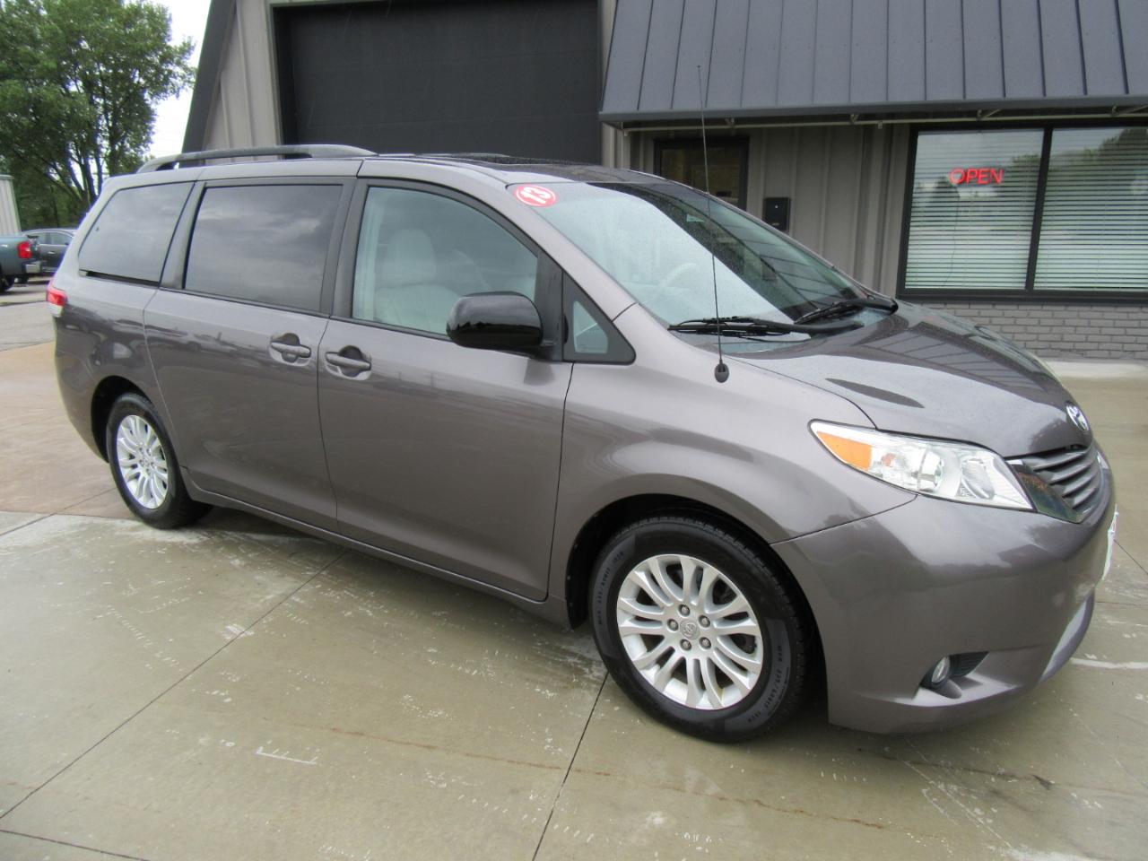 Toyota Sienna XLE FWD 8-Passenger V6 2013