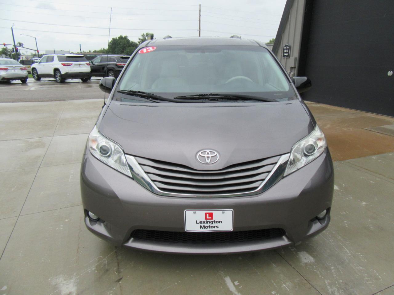 Toyota Sienna XLE FWD 8-Passenger V6 2013