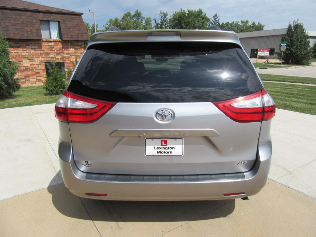 Toyota Sienna XLE FWD 8-Passenger V6 2016