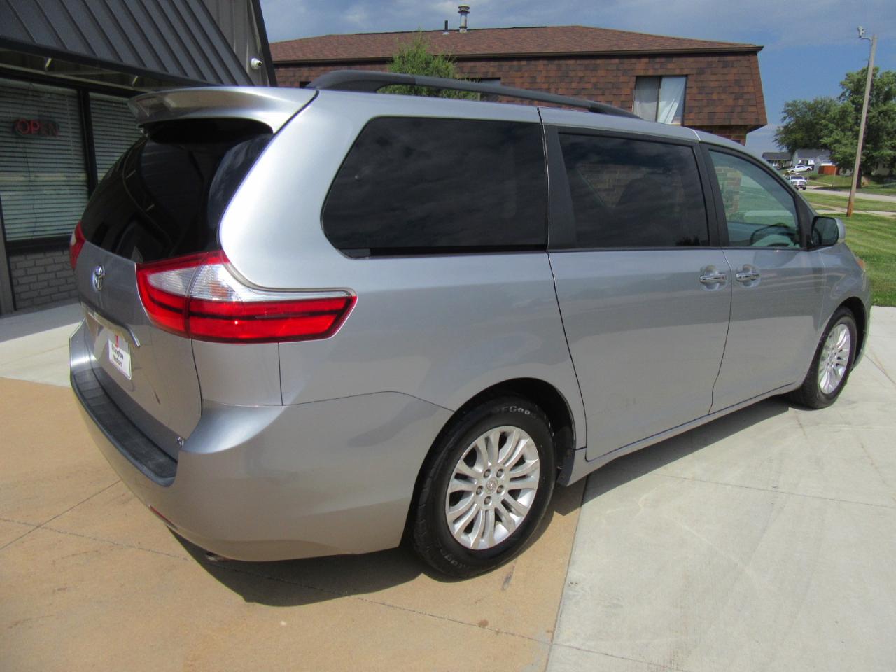 Toyota Sienna XLE FWD 8-Passenger V6 2016