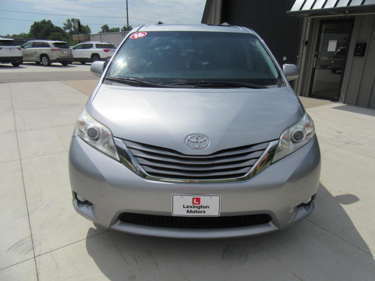 Toyota Sienna XLE FWD 8-Passenger V6 2016