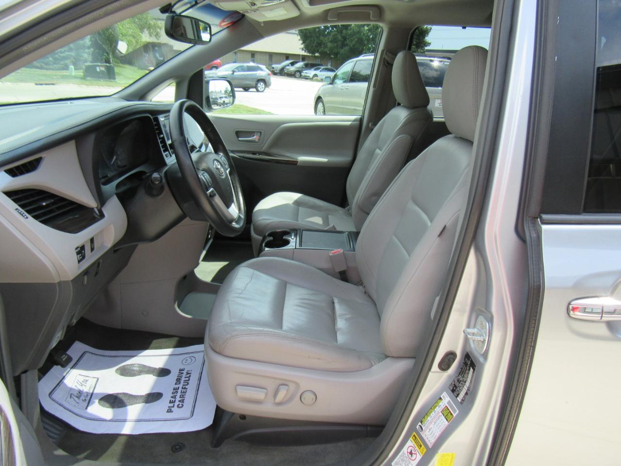 Toyota Sienna XLE FWD 8-Passenger V6 2016