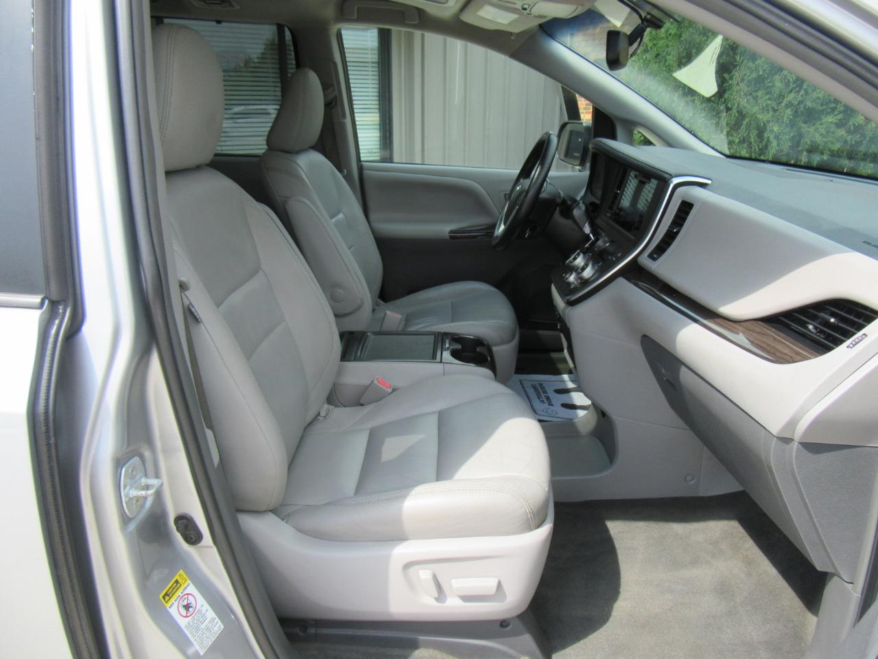 Toyota Sienna XLE FWD 8-Passenger V6 2016
