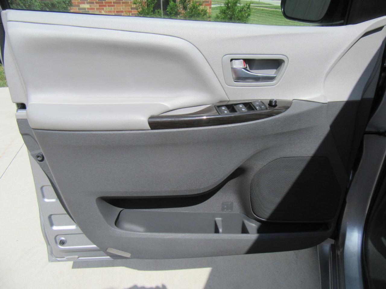 Toyota Sienna XLE FWD 8-Passenger V6 2016