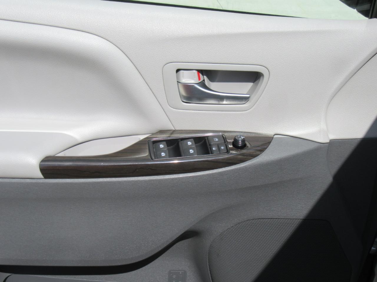 Toyota Sienna XLE FWD 8-Passenger V6 2016