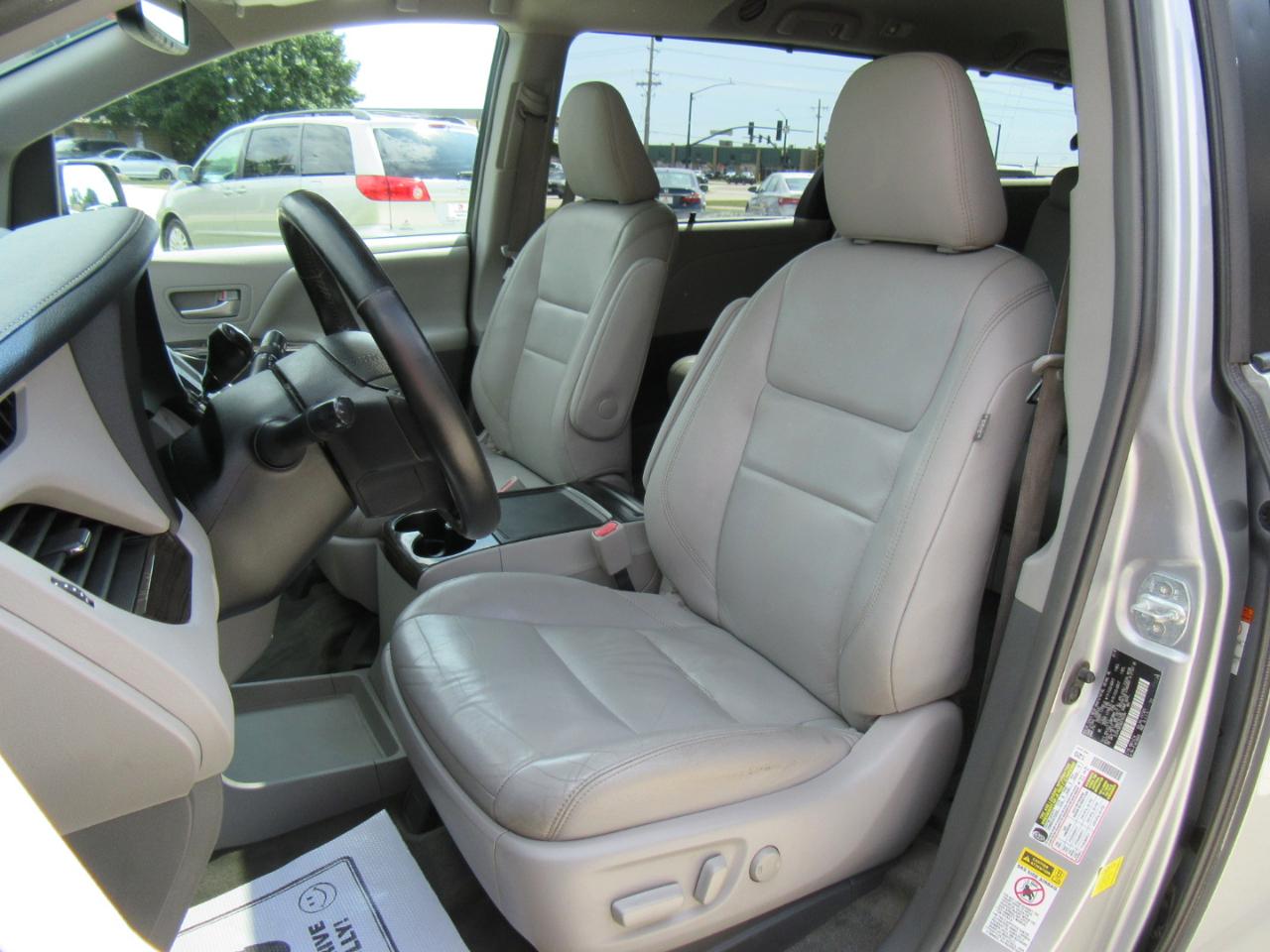 Toyota Sienna XLE FWD 8-Passenger V6 2016