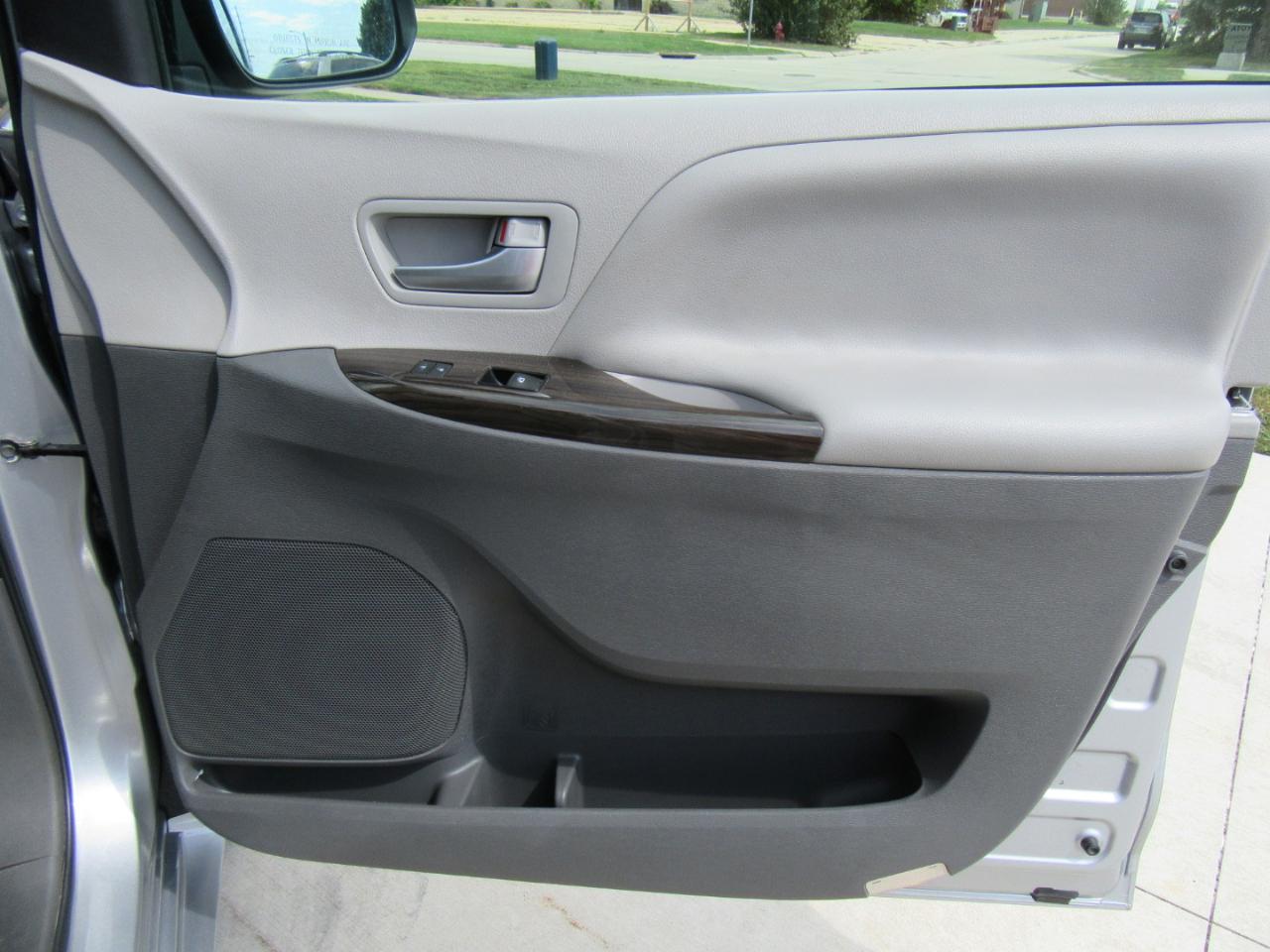 Toyota Sienna XLE FWD 8-Passenger V6 2016