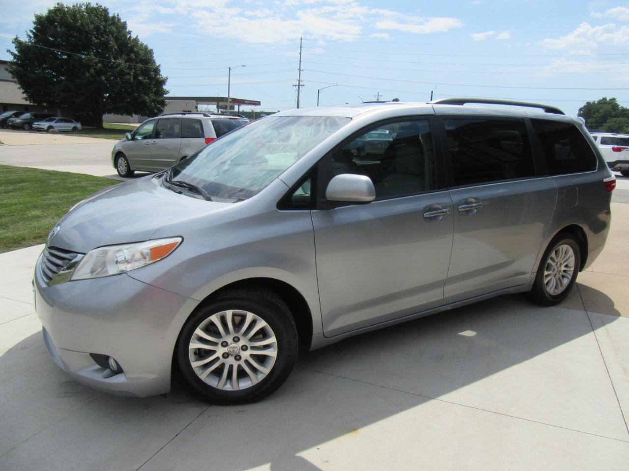 Toyota Sienna XLE FWD 8-Passenger V6 2016