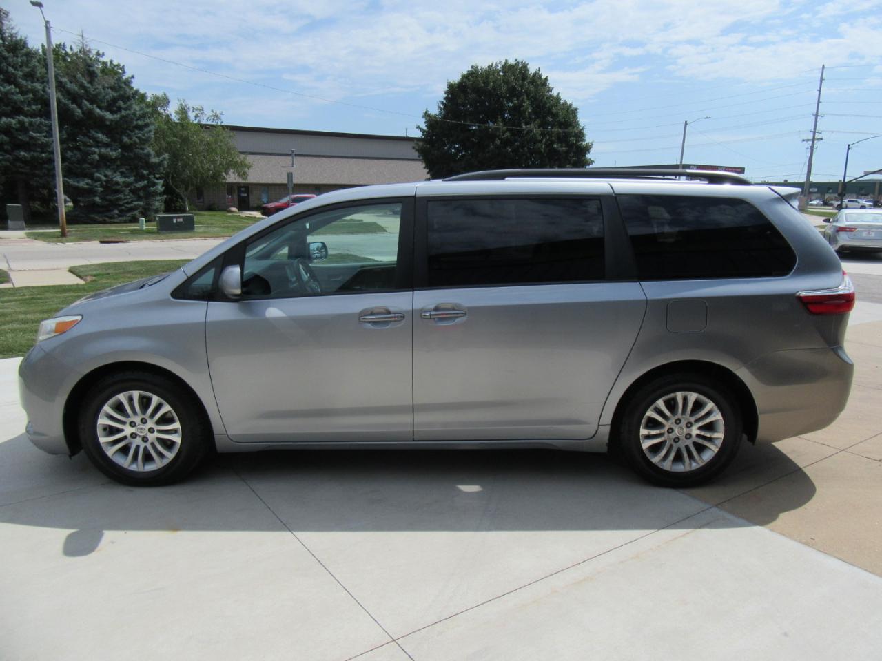 Toyota Sienna XLE FWD 8-Passenger V6 2016