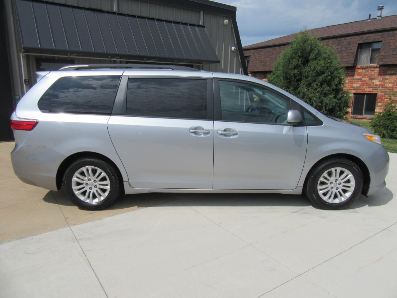 Toyota Sienna XLE FWD 8-Passenger V6 2016