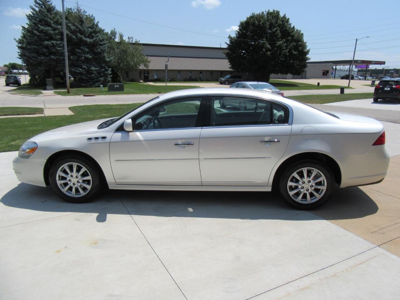 Buick Lucerne CXL 2011