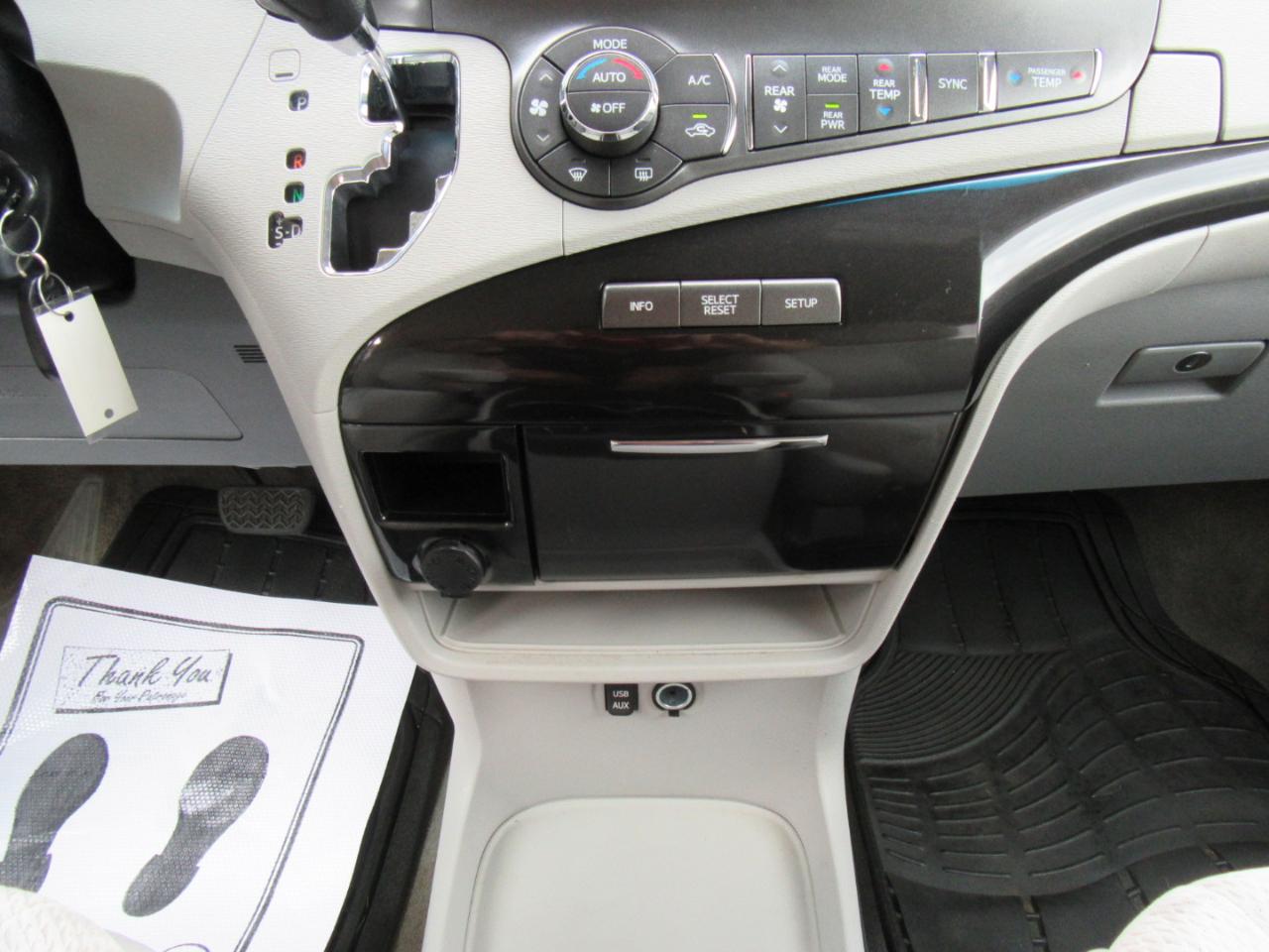 Toyota Sienna LE FWD 8-Passenger V6 2013