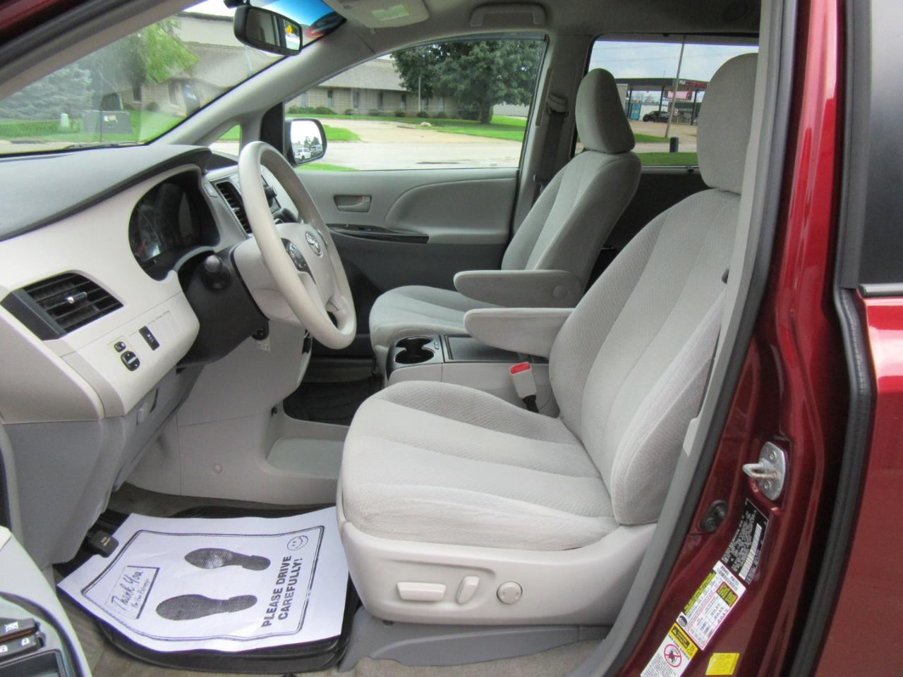 Toyota Sienna LE FWD 8-Passenger V6 2013