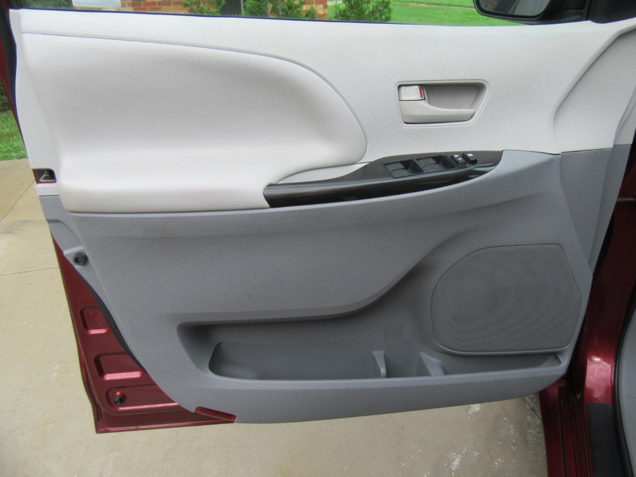 Toyota Sienna LE FWD 8-Passenger V6 2013